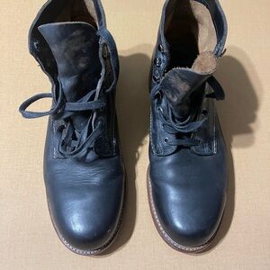 Wolverine 1000 mile plain toe Black Leather Men's Boots size 10 1/2 Vibram soles